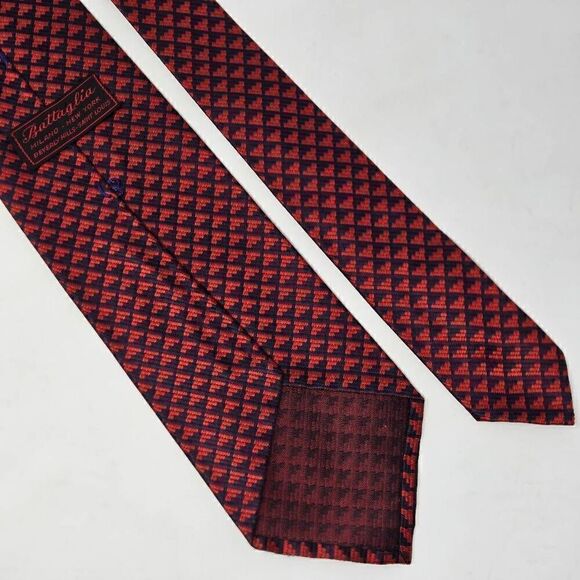 VINTAGE BATTAGLIA SILK TIE RED BLACK TRIANGLE TEXTURED SATIN 3.75" X 57" - Picture 2 of 3